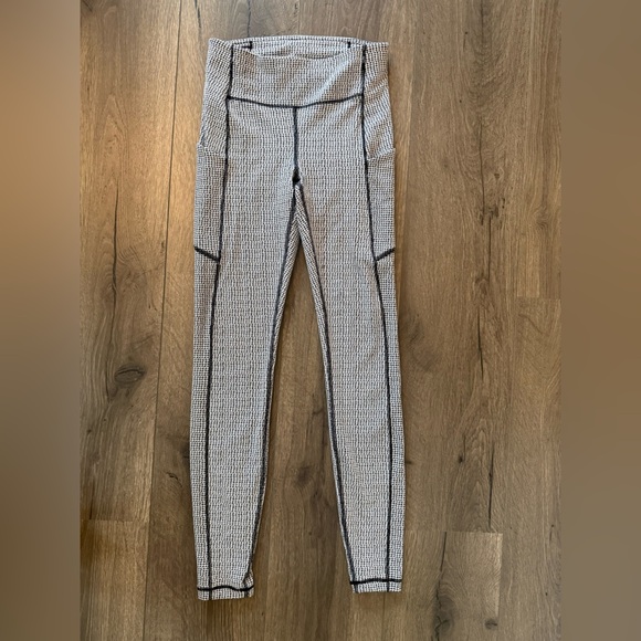 Lululemon Speed Up Tight in Teeny Tooth White Black Size 4 - Picture 2 of 10